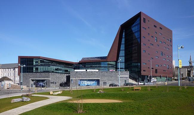 英国普利茅斯大学